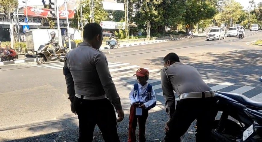 Diantar Polisi, Bocah SD di Gresik yang Tersesat Jalan Pulang Akhirnya Bertemu Orang Tuanya