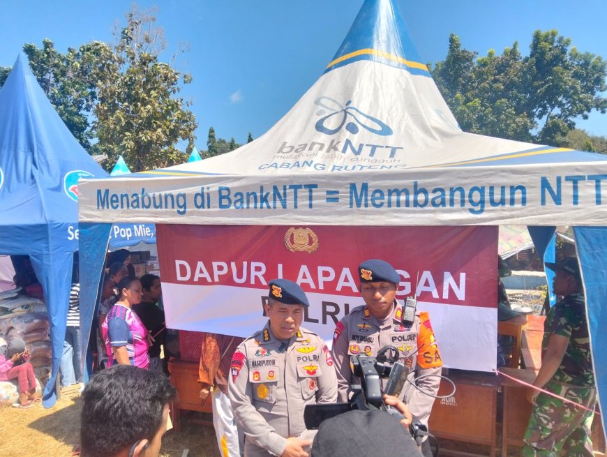 Pelayanan Makanan dan Evakuasi Korban Gempa oleh SAR Korbrimob Polri di Manggarai Timur