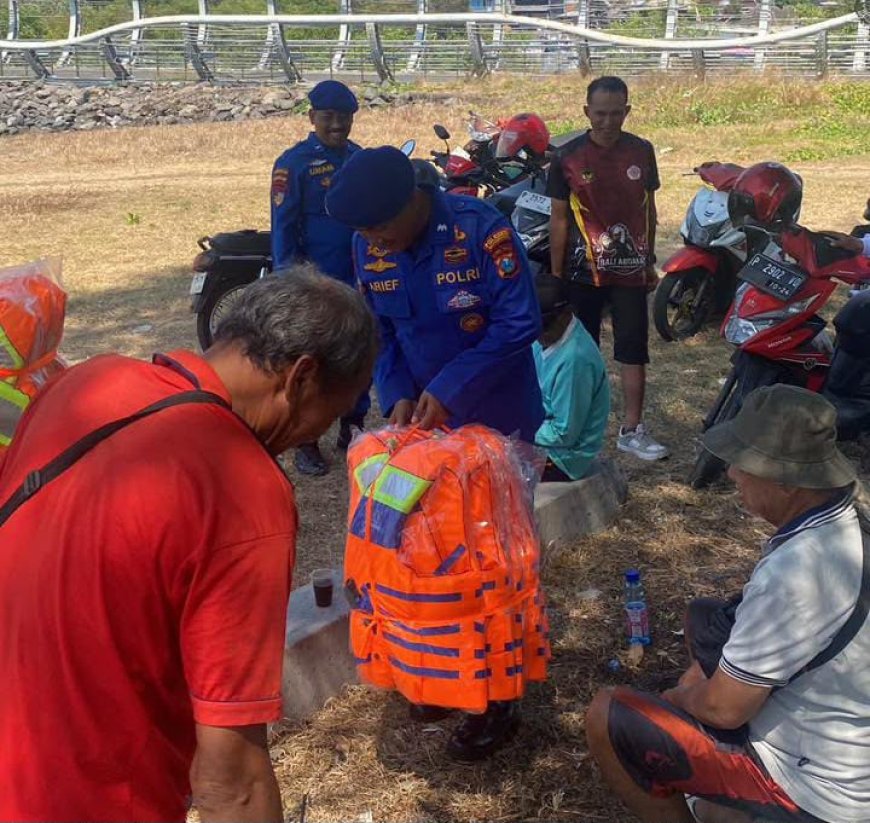Keselamatan Nelayan Jadi Prioritas, Satpolairud Polresta Banyuwangi Bagikan Life Jacket